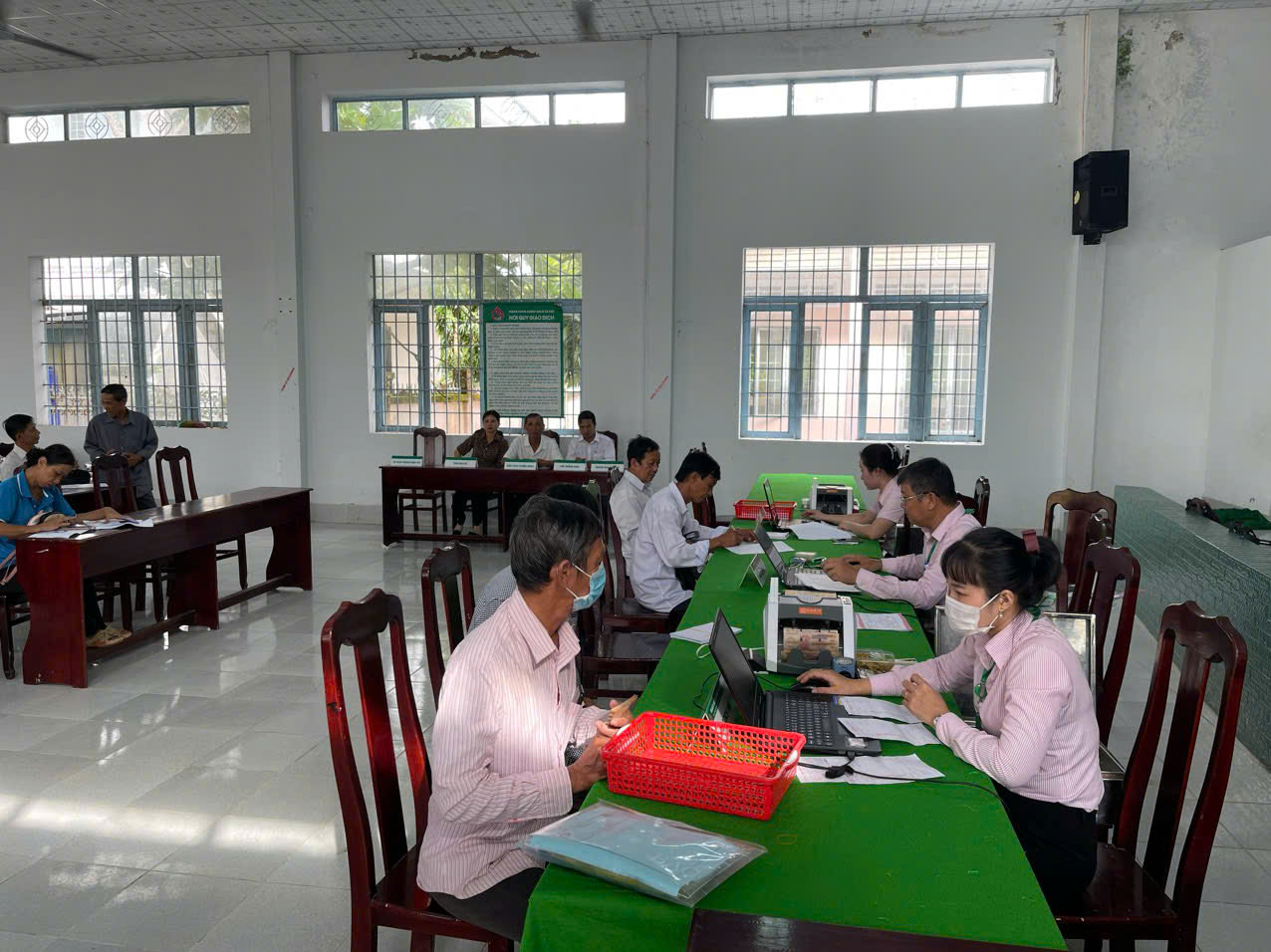 Phòng giao dịch ngân hàng chính sách xã hội Vũng Liêm duy trì hoạt động giao dịch xã ổn định, thông suốt, an toàn sau khi sáp nhập xã – thực hiện chính quyền 2 cấp- tạo điều kiện tốt nhất cho hộ nghèo và các đối tượng chính sách